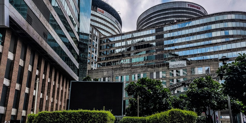 A glimpse of the Cyber Hub in Gurugram - one of the romantic places near Delhi.
