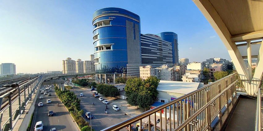 One of the amazing places to visit in Gurgaon with friends, DLF Cyber Hub is a large retail space.