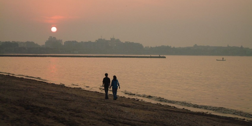 Dadar Chowpatty beach, is among the famous Dadar tourist places with scenic views and local street food.