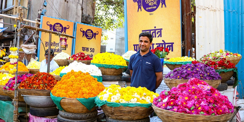 The Dadar Flower Market, is among the best places to visit in Dadar, showcasing vibrant flowers and aromas.