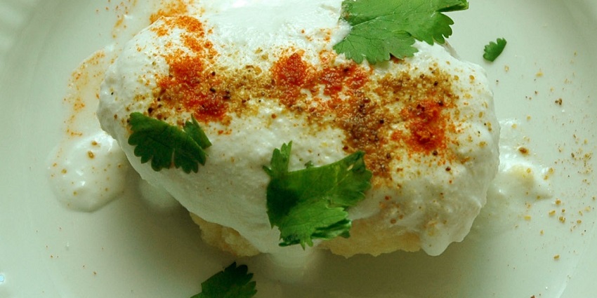 Dahi balla garnished with chaat masala and coriander, a very refreshing snack