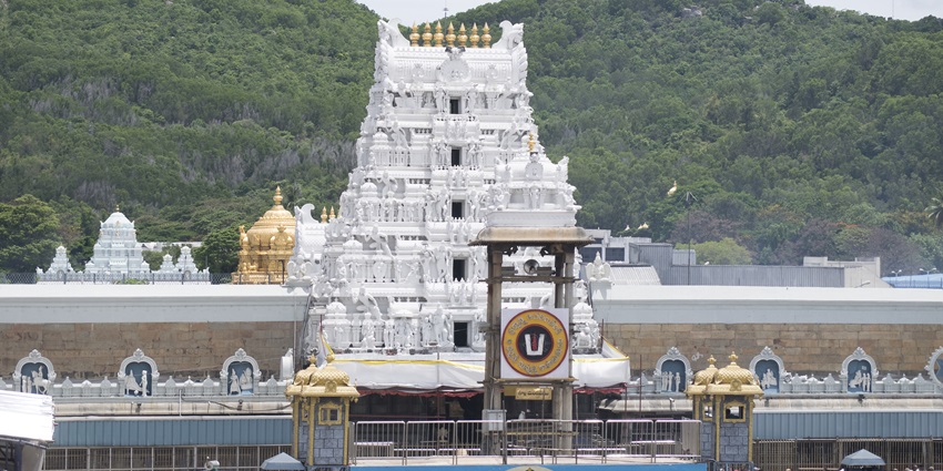 A picture of the Tirupathi temple in Hosur, Karnataka with a beautiful gopuram