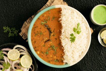 A bowl of dal makhani served with rice, one of the nest street food in Karol bagh