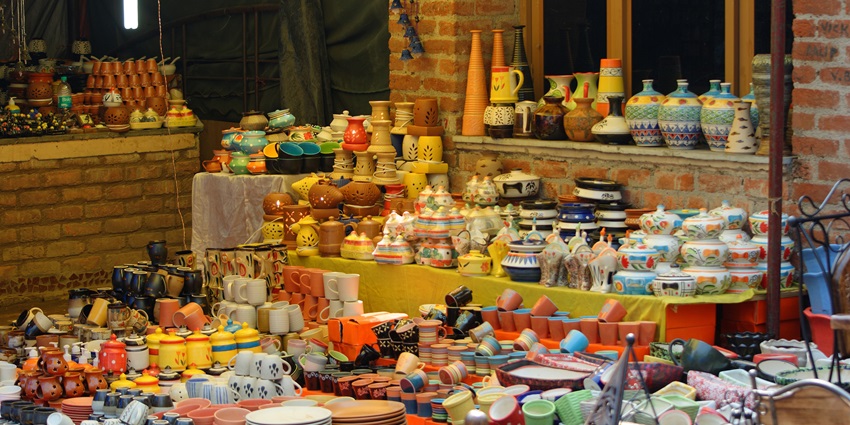 Beautiful image of the ceramamic products selling in the market of the Dalhousie