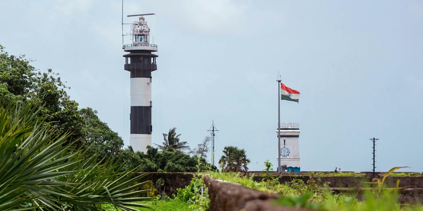 Climbing the Daman Lighthouse is one of the best things to do near the historic site.