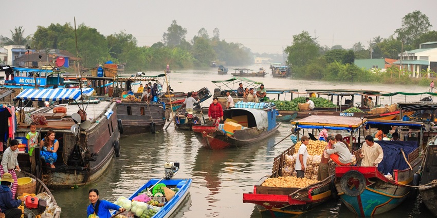 Damnoen Saduak Floating Market is one of the most famous places for shopping in Bangkok.