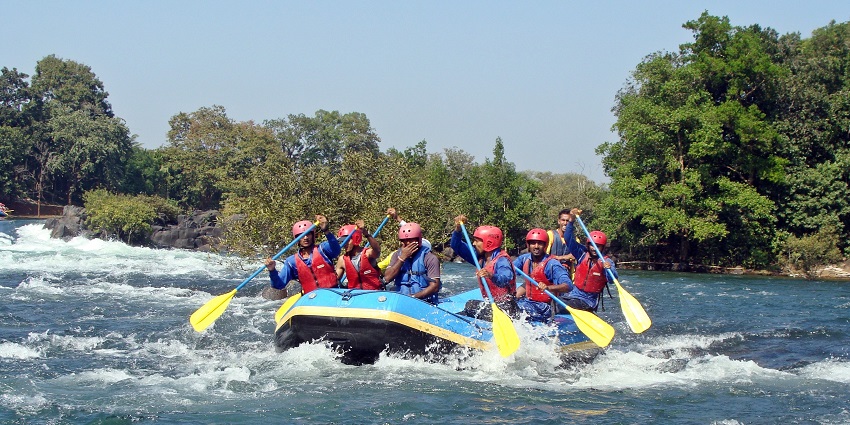 Panoramic view of a group of people indulging in river rafting in the Dandeli River