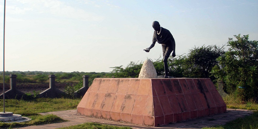 A statue of Mahatma Gandhi at Dandi Beach, commemorating Dandi March.