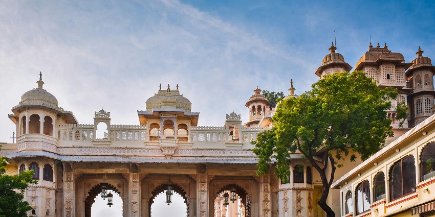 A scenic view of the iconic Dansroli Fort, one of the quaint Sikar forts in the region.