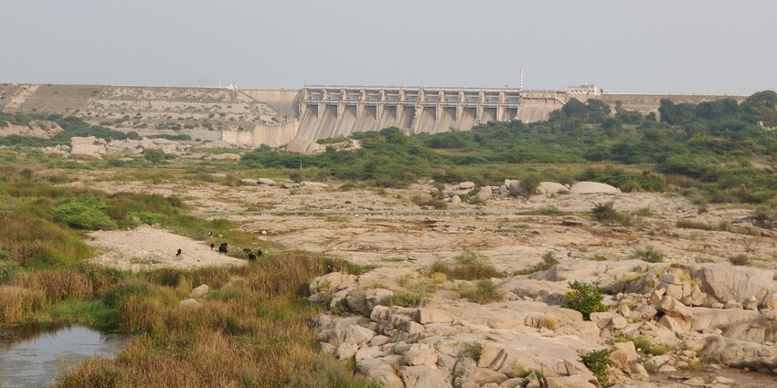 A picture of the massive Dantiwada Dam located near Deesa with views of greenery all around