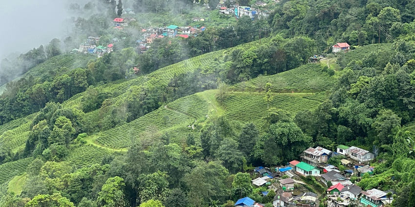 Witness the beauftiful Darjeeling which is one of the hill stations near Bihar, India.