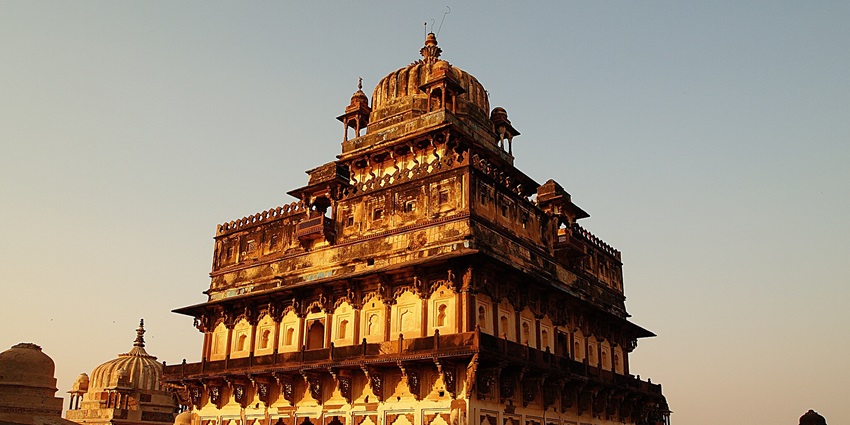 An image of the majestic seven-story Datia Palace showcasing Rajput-Mughal architecture