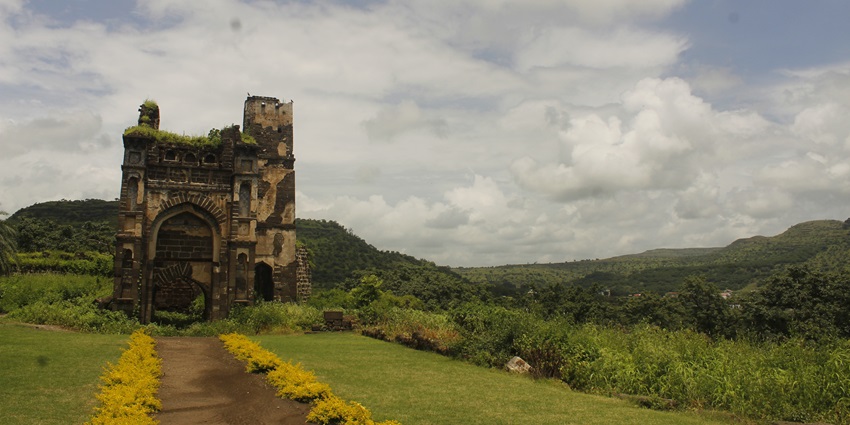 Daulatabad Fort with Chand Minar, the best place to visit near Shirdi within 200 km.