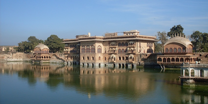 Front view of Deeg Palace, known for its scenic gardens, fountains, and a Bharatpur tourist place