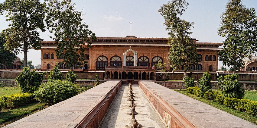 The front view of Deeg Palace in Jaipur is one of the attractions near the Deeg Fort