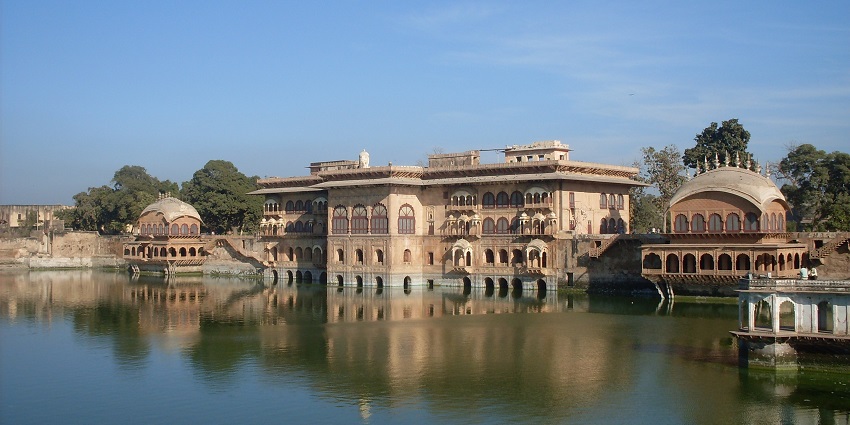 Deeg Palace, a tourist attraction near Bharatpur National Park, is a royal retreat.