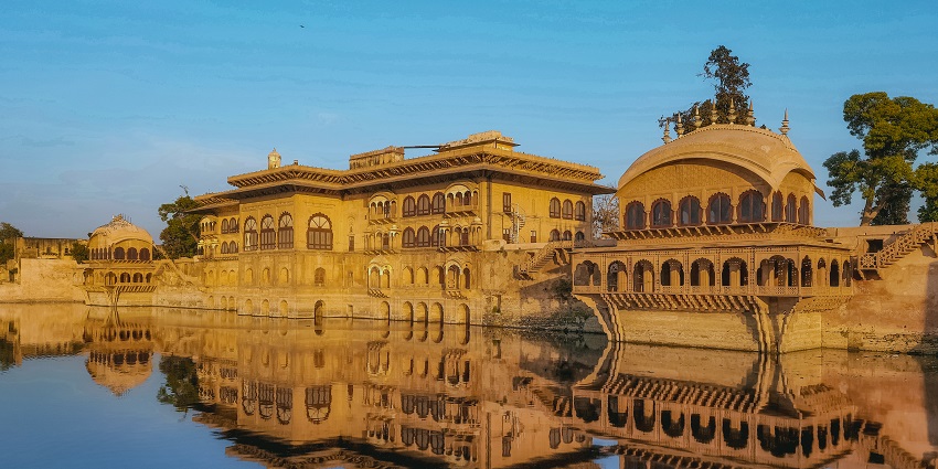 Deeg Palace consists of stunning gardens, and fountains showcasing royal heritage.