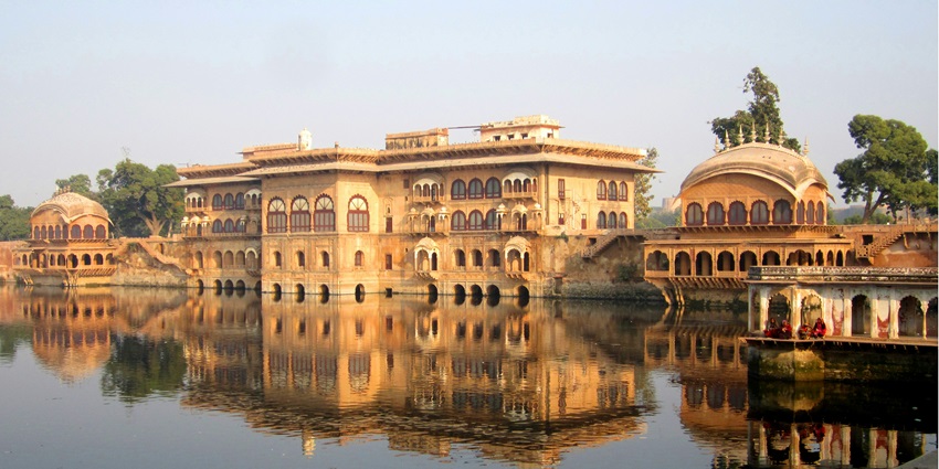 A majestic palace in Deeg, one of the serene places to visit near Delhi within 200 kms.
