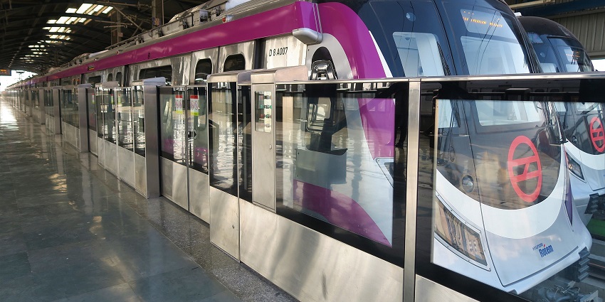 A metro train of DMRC in the magenta line standing on the station for daily commute.