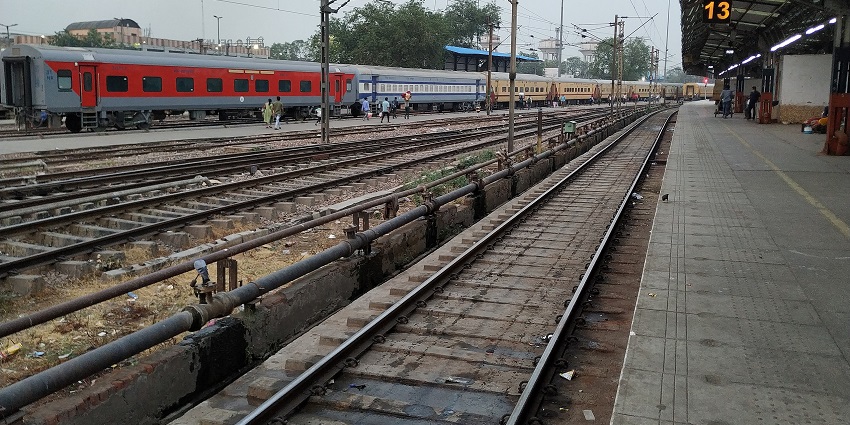 You can reach Metro Museum Delhi through Delhi Railway Station by rail.