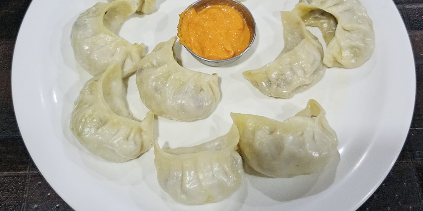 Snapshot of the veg mormos with the sauce served in the platter–best food in Rohini
