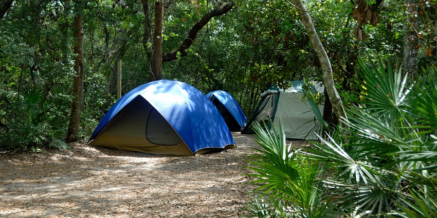 Dera Amer Camping in Jaipur offers luxury tents, camel safaris, and gourmet dining.