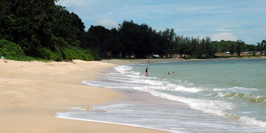 Desaru Beach with sands and clear waters, ideal for a getaway from the city bustle.