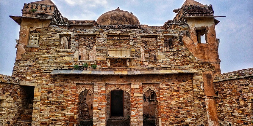 A glimpse of a rustic fort narrating tales of history in the region of Devarayanadurga