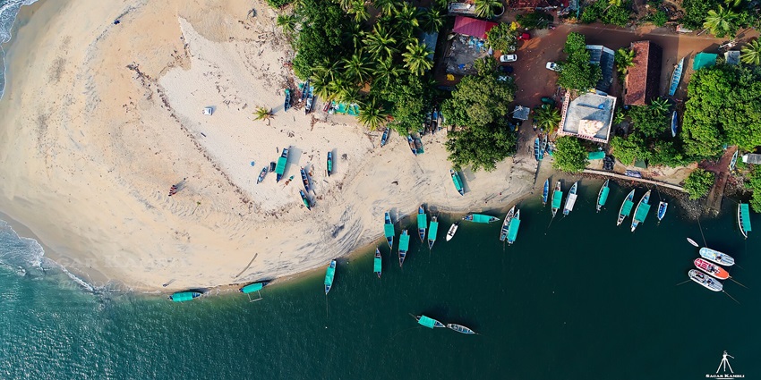 Surrounded by a thick forest and immaculate sands, Devbagh Beach is one of the top 5 beaches in Murudeshwar