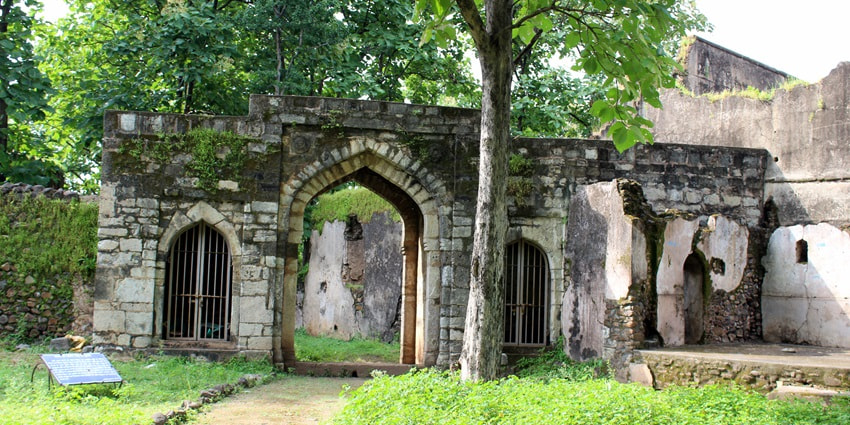 A picture of the ruins of an 18th-century fort in Sikar, Rajasthan surrounded by gardens