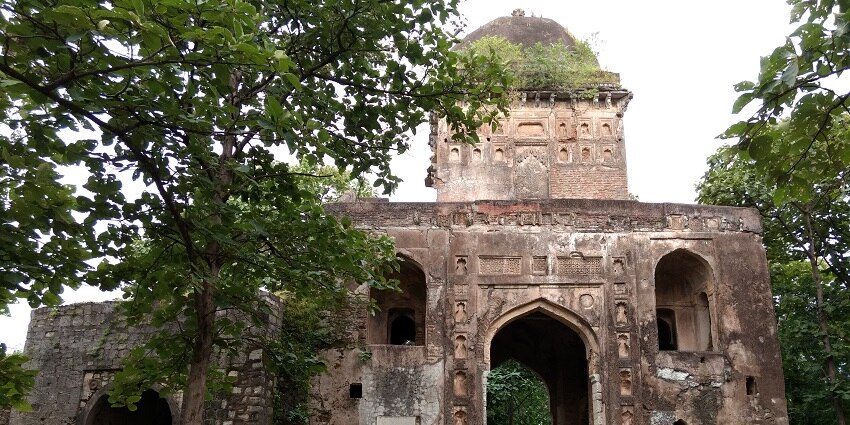 A glimpse of the iconic Devgarh Fort, one of the best Sikar forts in the region.