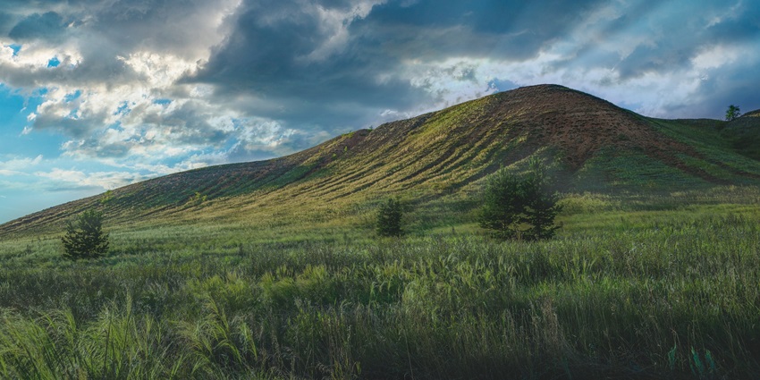 A serene landscape of Devgiri Hills featuring under a partly cloudy sky, one of the top destinations near Jawai National Park.