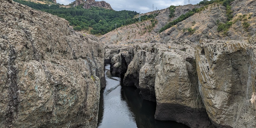 Devil’s Canyon is one of the most amazing places to visit around doodh waterfalls.