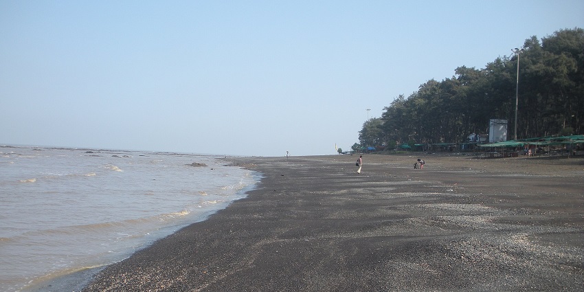 Devka Beach is one of the popular beaches with rocky terrain that lies on shores.