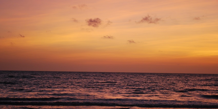 Devka Beach is one of the popular beaches in Gujarat for its sunset view.