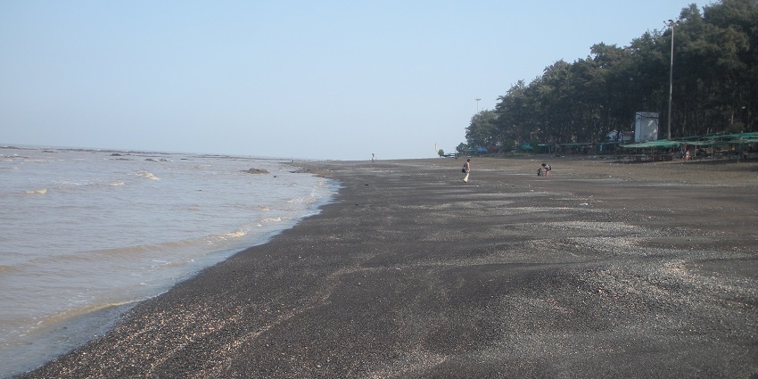 Devka Beach is one of the most popular beaches to explore near the historical site.