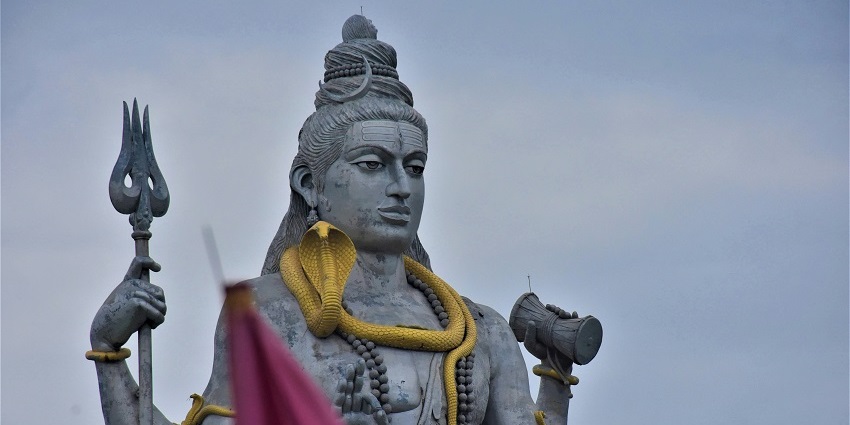 A glimpse of the iconic Dhabaleswar Temple, one of the serene temples in Cuttack.