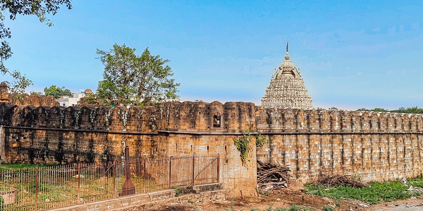 Places to visit in Chembur include Dhakleshwar Mahadev Mandir.