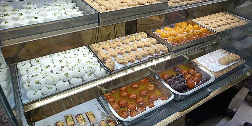 Dhanraj Rawal Bhatia Sweet Shop offers the best street food in Jaisalmer to travellers.