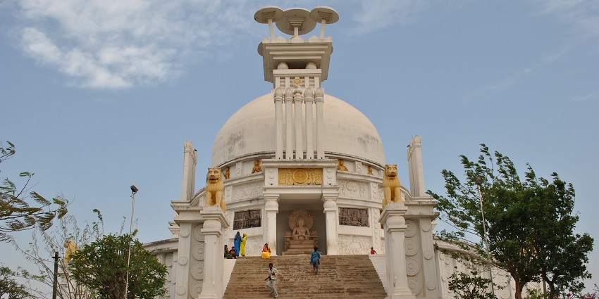 Dhauli Giri offers panoramic views of the surrounding landscape, enhancing its spiritual and scenic appeal.