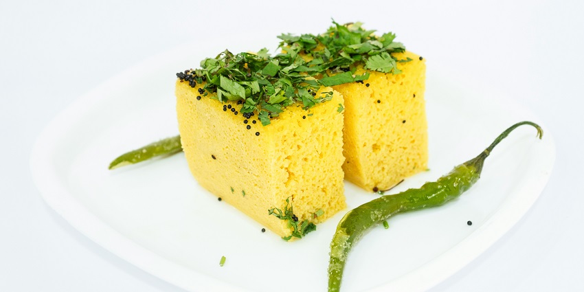 A view of fluffy dhoklas with chillies, one of the best street foods in Gandhinagar.