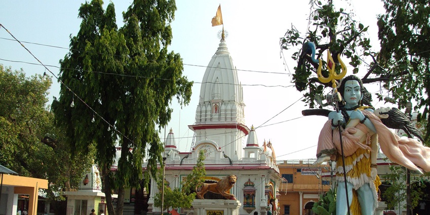 Dholeshwar Mahadev Temple in Gujarat is a white temple featuring a huge bell.