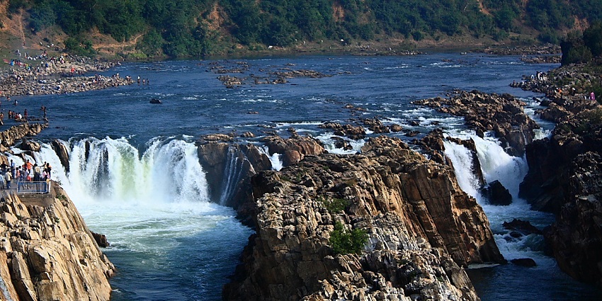 The lovely scenery of Dhuandhar Falls in Jabalpur