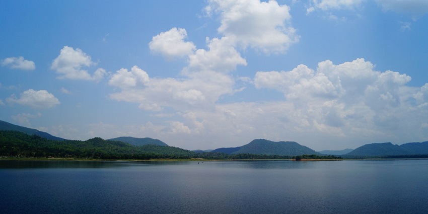Dimna Lake is an artificial reservoir allowing you to enjoy a picnic with your loved ones.