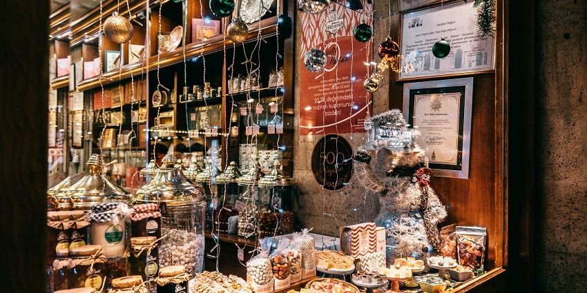 Dinh Cau Night Market is known for its vibrant atmosphere and wide variety of local products.