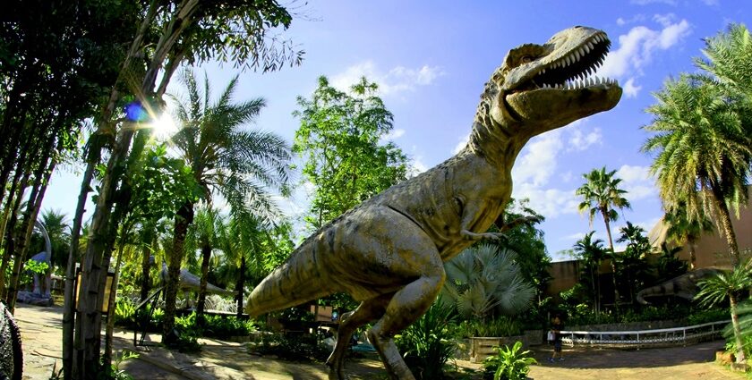 A large Tyrannosaurus Rex dinosaur statue in the Dinosaur Fossil National Park.