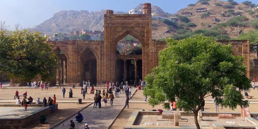 Adhai Din Ka Jhonpra’s impressive Indo-Islamic architecture is the best things to do in Ajmer.