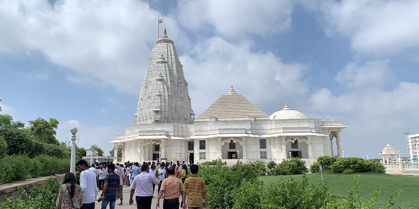 White marble Birla Mandir in Jaipur with intricate carvings, set against a clear blue sky