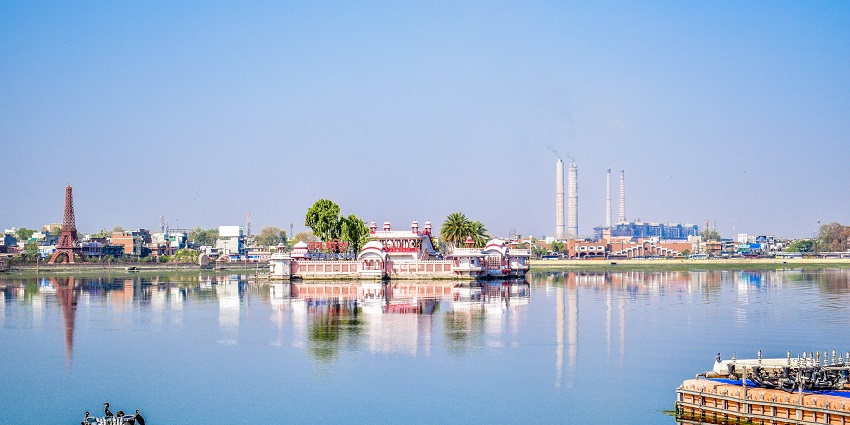 Jagmandir Palace shimmering on the lake’s surface, creating a stunning reflection.