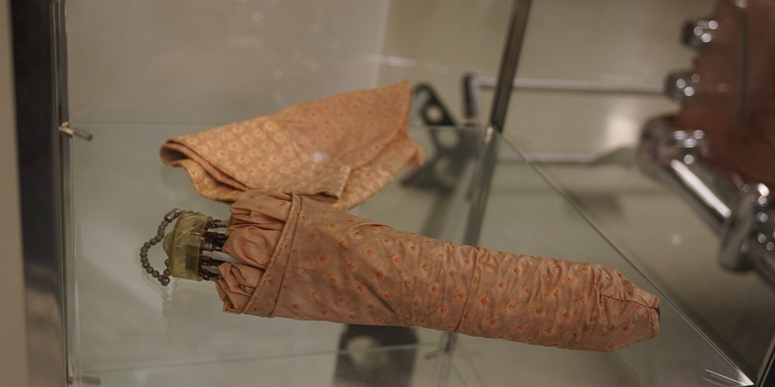 Discovering the personal belongings of the Nawabs is the best thing in Darbar Hall Museum.
